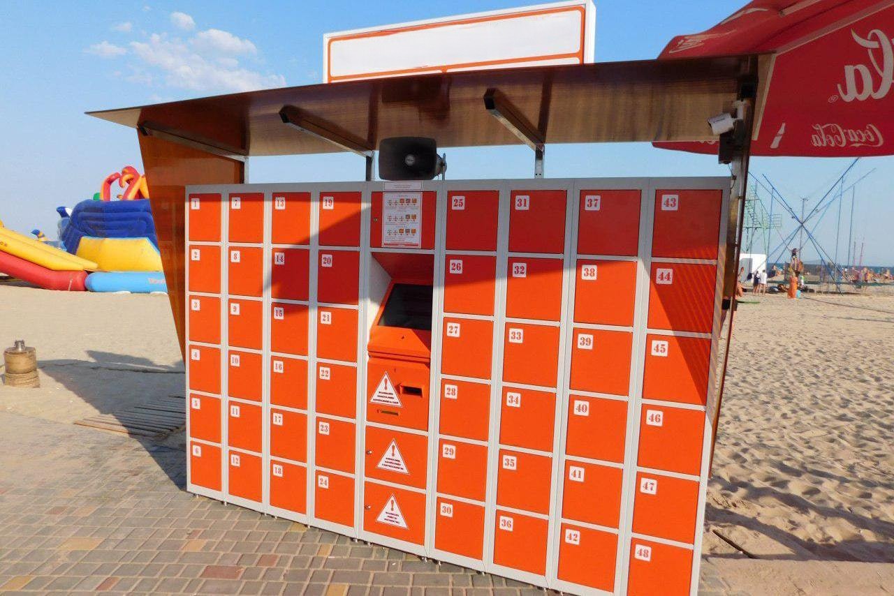 Taquillas inteligentes (Smart Lockers) en la playa España, Cádiz 2020