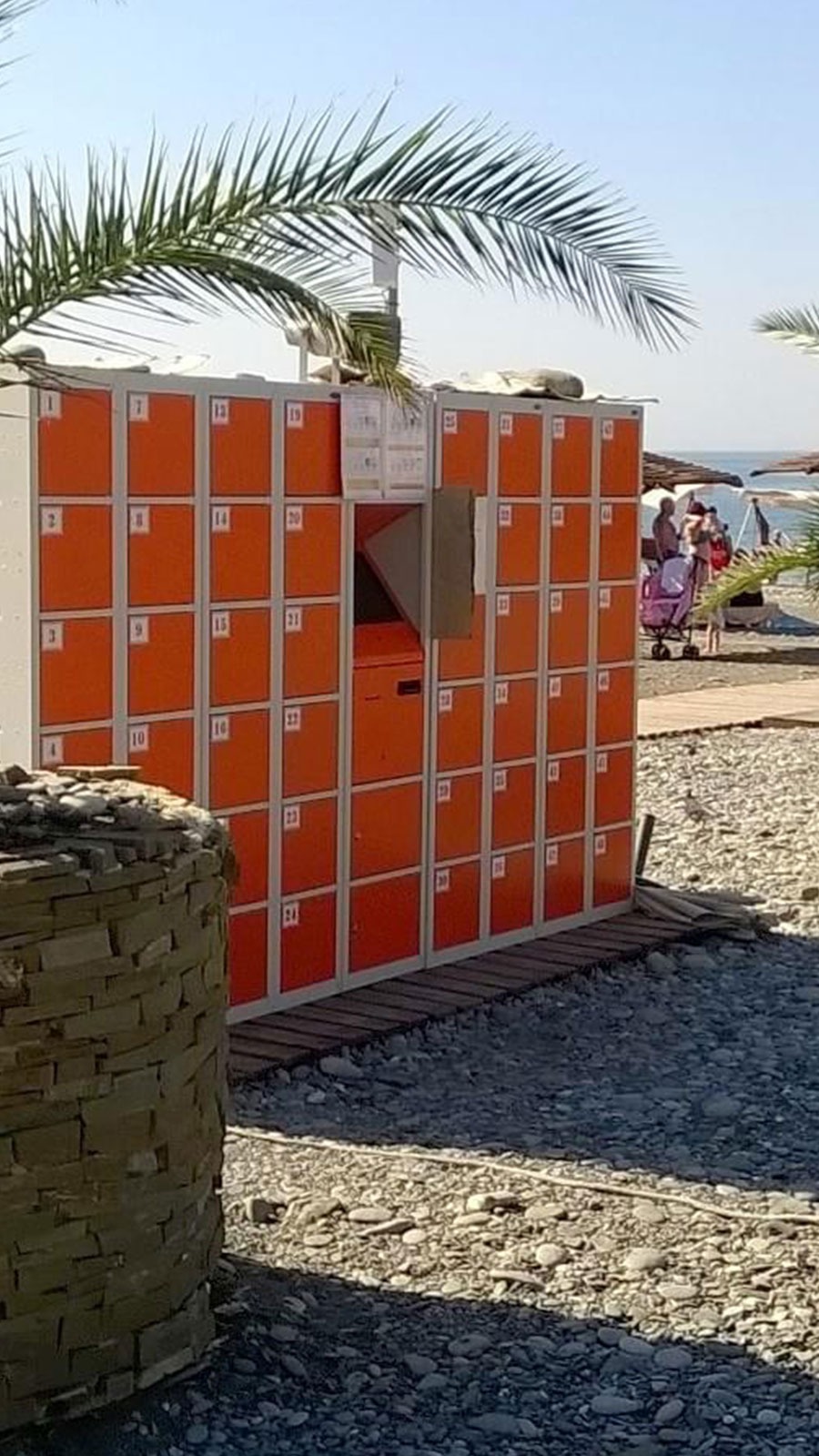 Taquillas inteligentes (Smart Lockers) en la playa España, Málaga 2021