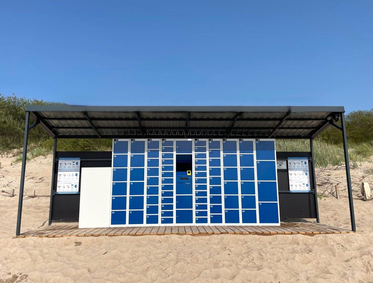 Taquillas inteligentes (Smart Lockers) en la playa España, Benidorm 2023